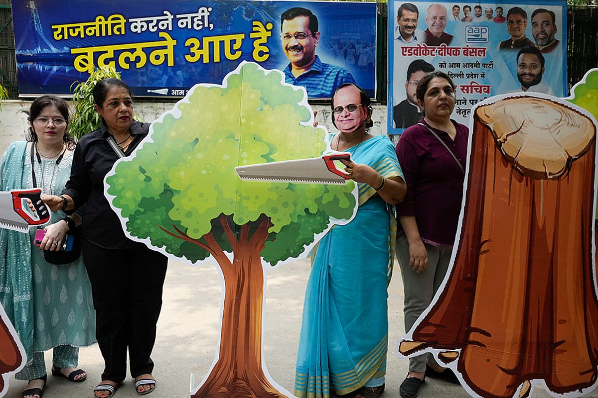 AAP protest against cutting of trees in Delhi